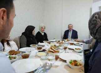 President Erdogan and wife Emine Erdogan have iftar at citizen’s homeSEO-friendly Title: President Erdogan and Emine Erdogan Share Iftar at Citizen’s Home president-erdogan-and-wife-emine-erdogan-have-iftar-at-citizens-homeseo-friendly-title-president-erdogan-and-emine-erdogan-share-ftar-at-citizens-home